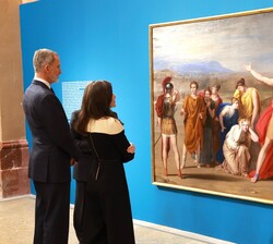 Sus Majestades los Reyes durante la visita a la exposición "El siglo de Tegeo"