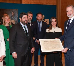Don Felipe y Doña Letizia reciben un obsequio de manos del presidente de la Región de Murcia
