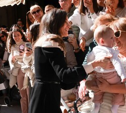 Doña Letizia saluda al público que les esperaba en el exterior de la sala de exposiciones