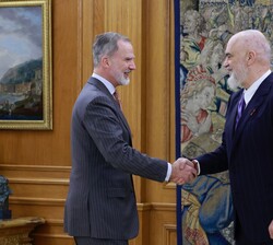 Su Majestad el Rey recibe el saludo del primer ministro de la República de Albania, Edi Rama