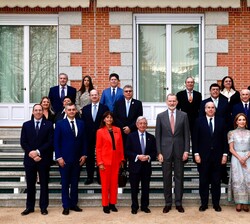 Fotografía de grupo de Su Majestad el Rey junto a los componentes de la audiencia