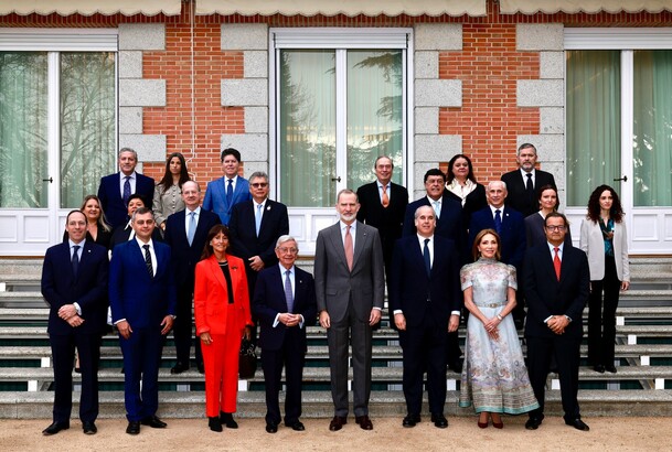 Fotografía de grupo de Su Majestad el Rey junto a los componentes de la audiencia