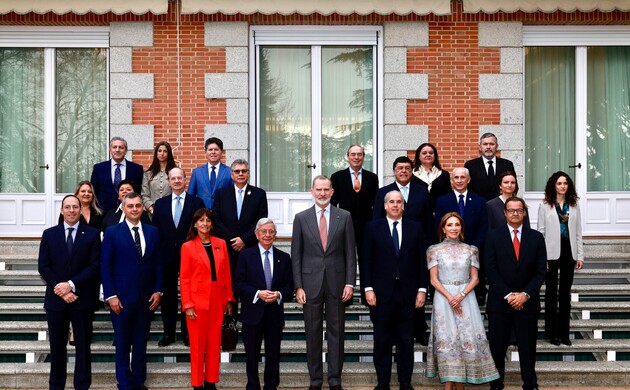 Fotografía de grupo de Su Majestad el Rey junto a los componentes de la audiencia