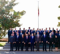 Fotografía de grupo de Su Majestad el Rey con los componentes de la audiencia a las personalidades y patronos vinculados a la World Jurist Association