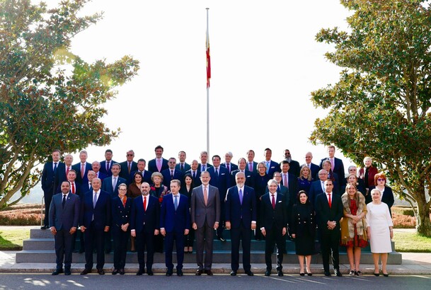 Fotografía de grupo de Su Majestad el Rey con los componentes de la audiencia a las personalidades y patronos vinculados a la World Jurist Association