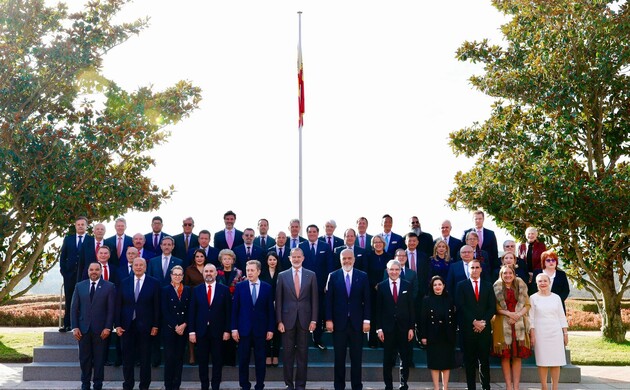 Fotografía de grupo de Su Majestad el Rey con los componentes de la audiencia a las personalidades y patronos vinculados a la World Jurist Association