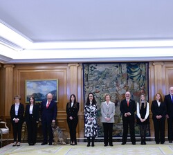 Fotografía de grupo de Su Majestad la Reina Doña Sofía junto a los componentes de la audiencia a una representación de la Asociación Héroes de 4 Patas