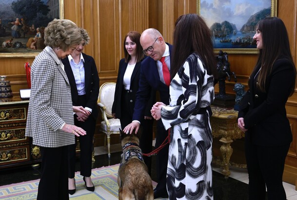 Doña Sofía durante la audiencia a una representación de la Asociación Héroes de 4 Patas