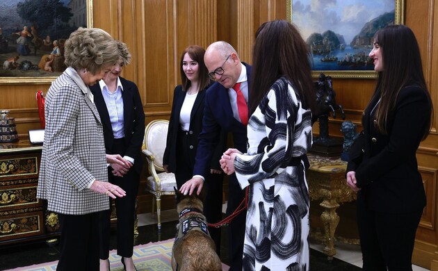 Doña Sofía durante la audiencia a una representación de la Asociación Héroes de 4 Patas