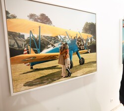 Don Felipe frente a una de las fotografías de la exposición de la autora, Marta Soul