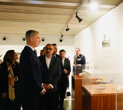 Don Felipe durante el recorrido por la exposición