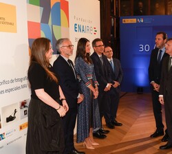 EL Rey con los patronos de Fundación ENAIRE, la secretaria general de ENAIRE, Elena Sáenz, y la directora de proyectos culturales y conservación de Fu