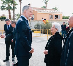 El Rey llega al cementerio municipal de El Campello y conversa con María Luz Altamira y Rafael Prieto, nieta y bisnieto de Rafael Altamira Crevea