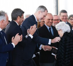 Don Felipe con la nieta de Rafael Altamira Crevea, María Luz Altamira, tras sus palabras