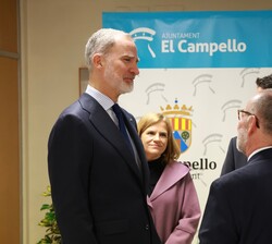 La visita al Ayuntamiento ha comenzado con la recepción de Don Felipe a la Corporación Municipal