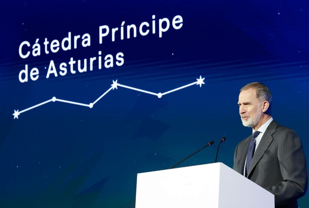 Su Majestad el Rey durante su intervención en la clausura del acto de celebración de los 25 años de la Cátedra Príncipe de Asturias de la Fundación En
