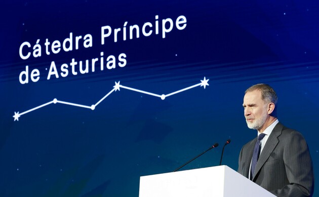 Su Majestad el Rey durante su intervención en la clausura del acto de celebración de los 25 años de la Cátedra Príncipe de Asturias de la Fundación En