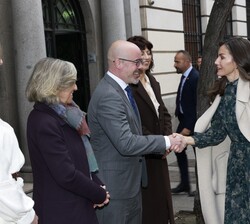 Su Majestad la Reina recibe el saludo del delegado del Gobierno, Francisco Martín