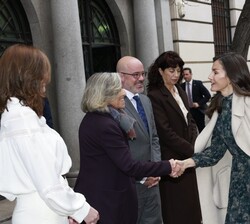 Su Majestad la Reina recibe el saludo de la presidenta de la Real Academia de Ciencias Exactas, Físicas y Naturales (RAC) y presidenta de la Fundación