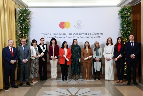 Fotografía de grupo de Su Majestad la Reina con las premiadas