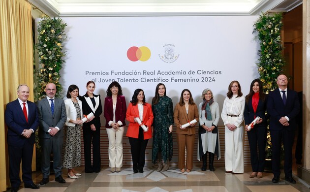 Fotografía de grupo de Su Majestad la Reina con las premiadas