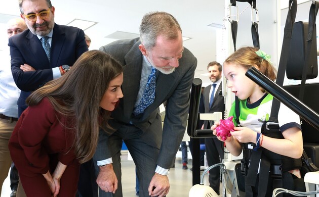 Don Felipe y Doña Letizia conversan con una paciente en su recorrido por las instalaciones del hospital