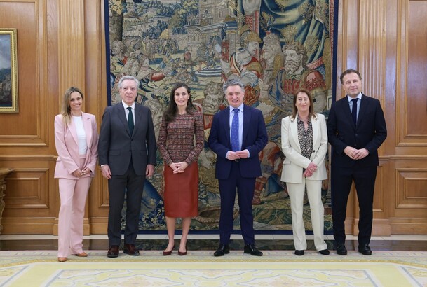 Fotografía de grupo de Doña Letizia con los componentes de la audiencia al equipo directivo del Festival de Televisión de Vitoria-Gasteiz
