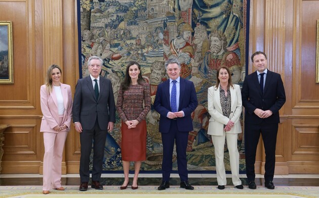 Fotografía de grupo de Doña Letizia con los componentes de la audiencia al equipo directivo del Festival de Televisión de Vitoria-Gasteiz