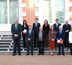 Fotografía de grupo de Su Majestad la Reina junto a los componentes de la audiencia a una representación de los comités de expertos del diario 65ymás