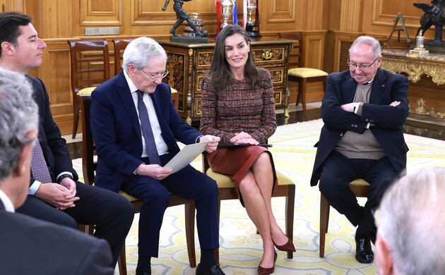 Su Majestad la Reina durante las palabras que el presidente del diario 65ymás, Fernando Ónega dirigió a los asistentes a la audiencia