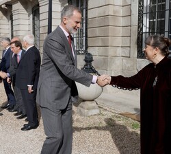 Su Majestad el Rey recibe el saludo de la artista Joana Vasconcelos a su llegada al Palacio de Liria