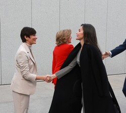 Sus Majestades los Reyes a su llegada son recibidos por la presidente de Patrimonio Nacional, Ana de la Cueva y la ministra de Vivienda, y Agenda Urba