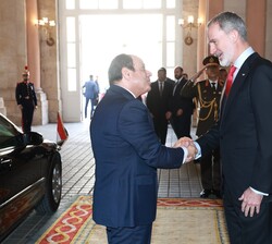 Su Majestad el Rey recibe, a pie de coche, a Su Excelencia el Presidente de la República Árabe de Egipto