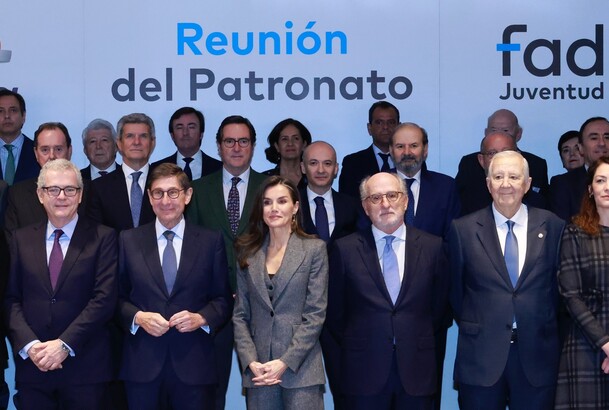 Doña Letizia con los patronos de la Fundación FAD Juventud