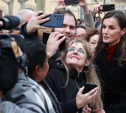 Su Majestad la Reina se hace un 'selfie' con el público que la esperaba a su llegada a Tudela