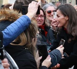 Doña Letizia saluda al público en el exterior del cine Moncayo en Tudela