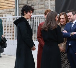 La Reina conversa con las autoridades que la recibieron a su llegada a Tudela
