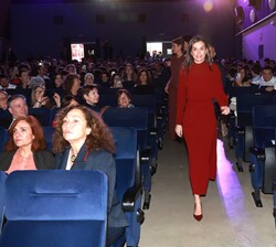 Su Majestad la Reina se dirige a ocupar su lugar en la primera fila de asientos