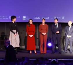 Doña Letizia en el escenario durante las palabras de la escritora Elvira Lindo