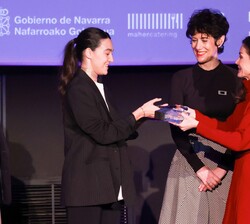 Teresa Camus recibe el premio-homenaje a su padre, Mario Camus, de manos de Su Majestad la Reina