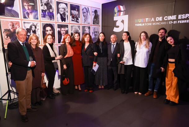 Fotografía de grupo de Doña Letizia con algunos de los asistentes al acto