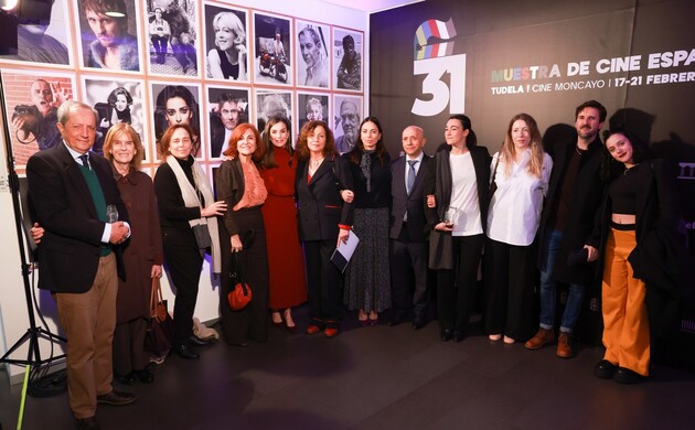 Fotografía de grupo de Doña Letizia con algunos de los asistentes al acto