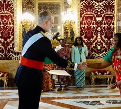 Su Majestad el Rey recibe la Credencial de Regina Appiah-Sam, embajadora de la República de Ghana