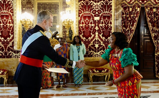 Su Majestad el Rey recibe la Credencial de Regina Appiah-Sam, embajadora de la República de Ghana