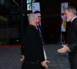 El Rey es recibido en el Museo Nacional Centro de Arte Reina Sofía por el ministro de Economía, Comercio y Empresa, Carlos Cuerpo, y por el director d