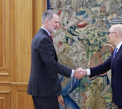 Su Majestad el Rey recibe el saludo del presidente de Airbus España, Francisco Javier Sánchez Segura