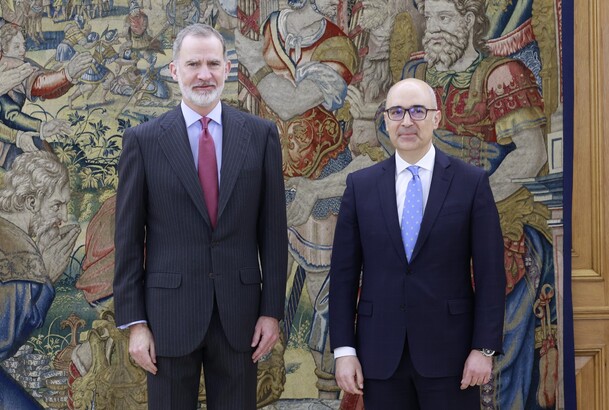 Don Felipe junto al presidente de Airbus España, Francisco Javier Sánchez Segura