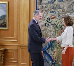 Su Majestad el Rey recibe el saludo de la presidenta de la Asociación Española de Banca, Alejandra Kindelán Oteyza