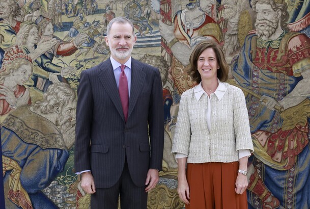Don Felipe junto a la presidenta de la Asociación Española de Banca, Alejandra Kindelán Oteyza