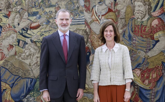 Don Felipe junto a la presidenta de la Asociación Española de Banca, Alejandra Kindelán Oteyza